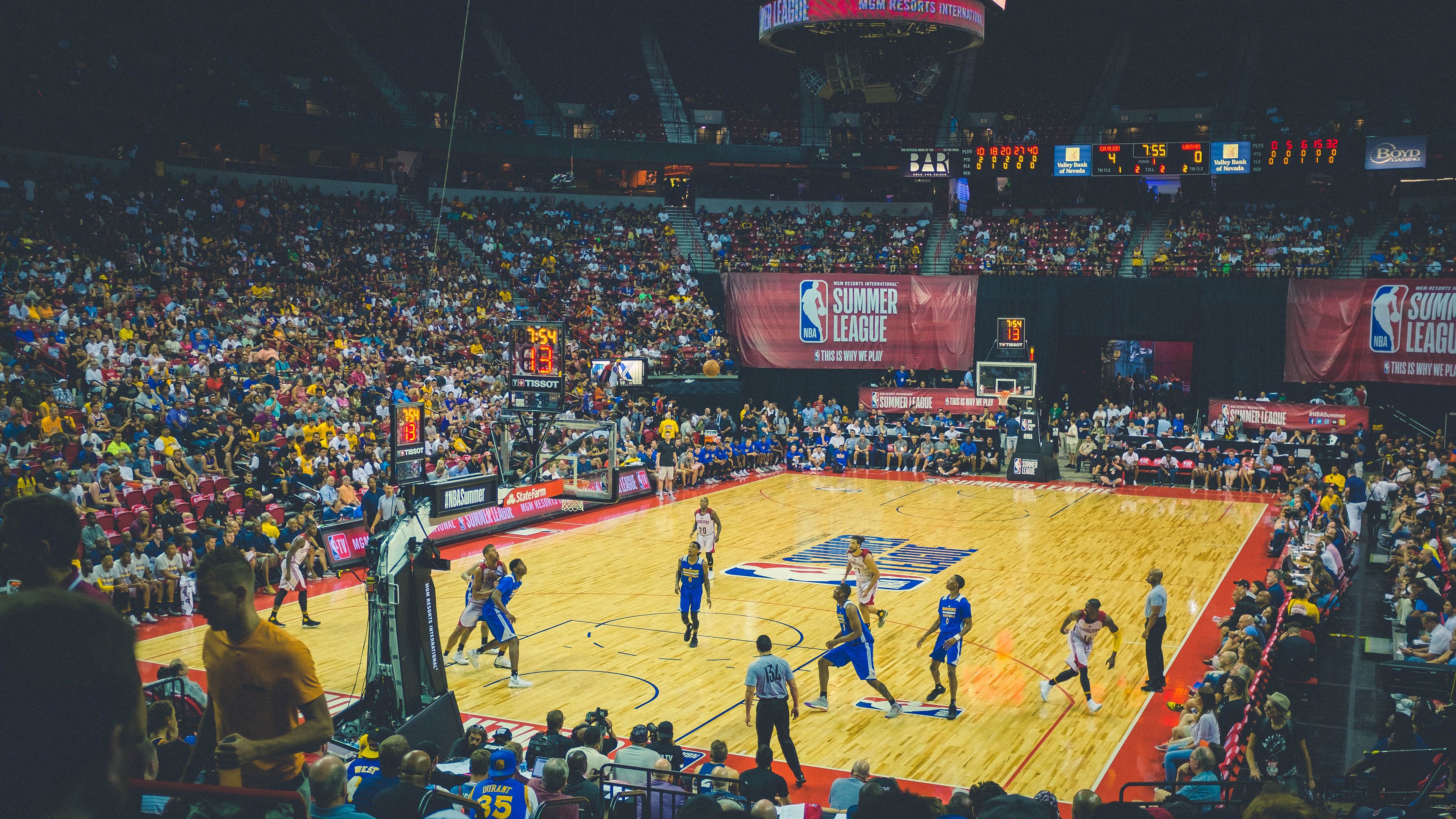 AYXapp下载-广东队强压老鹰，戈贝尔关键制胜—一场跨越篮球文化的战术对话